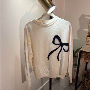 Super soft Sweater with Black Bow Accent sm/med